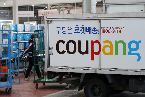 쿠팡은 지난 5일 금융감독원 여신금융감독국으로부터 여전업 등록 승인을 받았다. 3일 오전 서울 시내 한 쿠팡 캠프에서 한 직원이 작업하고 있다. /사진=뉴시스