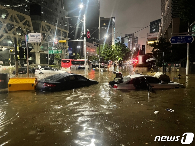 8일 서울 서초구 진흥아파트 인근 도로가 침수돼 차량이 물에 잠겨 있다. 2022.8.8/뉴스1 ⓒ News1 송원영 기자