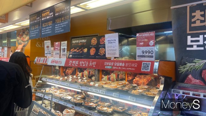 홈플러스의 당당치킨이 30만마리가량 판매됐다. 9일 오후 서울 마포구 홈플러스 합정점의 델리 코너./사진=연희진 기자