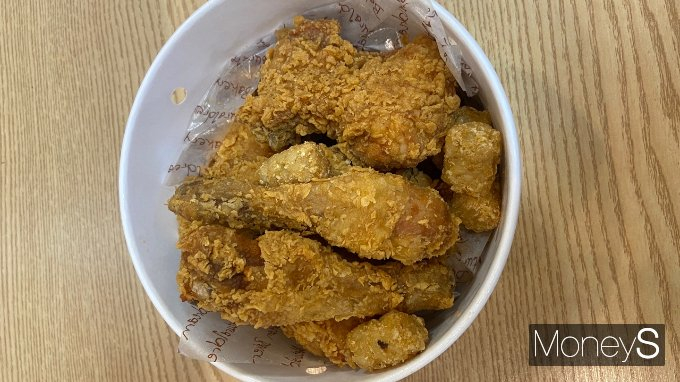 6990원에 팔리고 있는 당당 프라이드 치킨./사진=연희진 기자