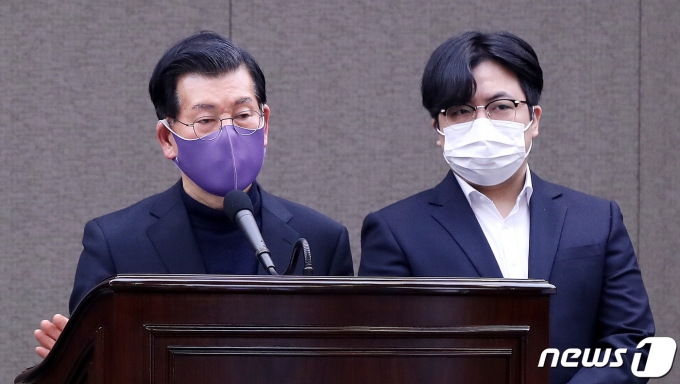 ‘굿바이 이재명’ 저자 장영하 변호사(왼쪽)가 7일 서울 중구 한국프레스센터에서 수원구치소에 수감된 박철민 씨의 압수수색 관련 기자회견을 갖고 있다.. 2022.4.7/뉴스1 ⓒ News1 박지혜 기자