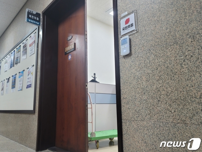 9일 국민의힘 당대표실 직원들이 짐 정리를 하고 있다. 2022.8.9/ⓒ 뉴스1 이밝음 기자