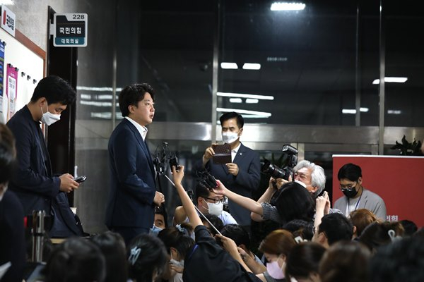 이준석 국민의힘 대표가 10일 자신의 페이스북을 통해 "가처분 전자 신청을 했다"고 전했다. 사진은 지난달 8일 서울 여의도 국회에서 열린 성 상납 증거인멸교사 의혹에 대한 윤리위원회에서 소명을 마친 후 입장을 말하고 있는 이 대표. /사진=뉴스1