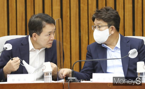 국민의힘과 정부가 10일 오후 서울 여의도 국회 본관에서 '수해대책 점검 긴급 당정협의회'를 열고 수해 대책을 논의했다. 사진은 이날 서울 여의도 국회 본관 245호에서 열린 수해대책 점검 긴급 당·정협의회에서 의견을 나누고 있는 성일종 국민의힘 정책위의장(왼쪽)과 권성동 국민의힘 원내대표. /사진=임한별 기자