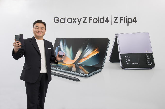 삼성전자가 차세대 폴더블폰을 공개했다. 사진은 '갤럭시 Z 플립4'와 '갤럭시 Z 폴드4'를 소개하는 노태문 삼성전자 MX사업부장. /사진=삼성전자 제공