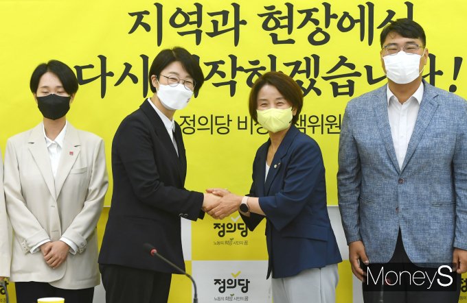 [머니S포토] 손 맞잡은 이은주·윤희숙