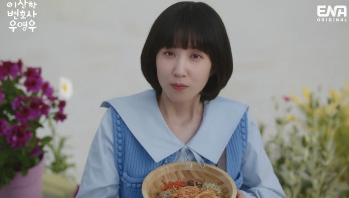 ENA 수목드라마 ‘이상한 변호사 우영우’ 제작진이 드라마 속 설정과 관련된 의혹이 확산되자, 결국 입장을 내고 의혹에 선을 그었다. /사진= '우영우’ 방송화면 캡처