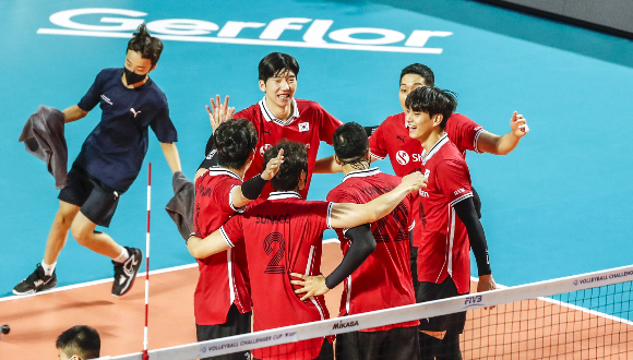 한국 남자 배구 대표팀이 2022 아시아배구연맹(AVC)컵 남자배구대회 준결승전에서 중국에게 치열한 접전 끝에 세트스토어 2-3으로 패했다. 지난 7월31일 서울 송파구 잠실학생체육관에서 열린 2022 국제배구연맹(FIVB) 발리볼챌린저컵 대한민국과 체코와의 3, 4위전 경기, 득점에 성공한 대한민국 선수들이 기뻐하고 있다./사진=뉴스1