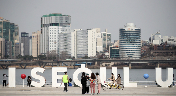 서울시가 의미가 모호했던 '아이·서울·유' 로고를 변경해 도시 브랜드 가치를 높이겠단 방침이다. 사진은 서울 영등포구 여의도한강공원에 설치된 '아이·서울·유' 조형물로 기사와는 무관함. /사진=뉴스1