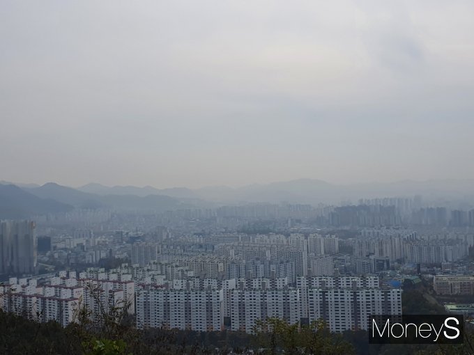 8월중 광주지역 아파트 입주 여건은 전월보다 위축되며 6개월 연속 악화된 것으로 나타난 반면 전남은 개선될 것으로 전망됐다.광주광역시 북구 문흥지구 아파트 단지/사진=머니S DB.