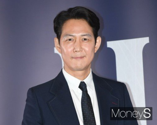 배우 이정재가 각종 부상에도 수술을 받지 않고 있어 우려의 목소리가 커지고 있다. 사진은 지난달 27일 서울 강남구 메가박스 코엑스에서 열린 영화 '헌트' 언론시사회에 참석한 이정재. /사진=장동규 기자