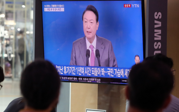 윤석열 대통령이 17일 서울 용산 대통령실 브리핑룸에서 '취임 100일 기념 기자회견'을 진행했다. 사진은 이날  서울 용산구 서울역 대합실에서 시민들이 윤석열 대통령의 취임 100일 기자회견을 TV 생중계를 통해 지켜보는 모습. /사진=뉴스1