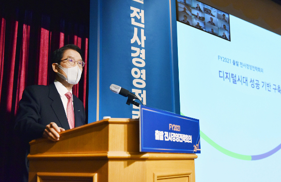 신창재 교보생명 회장이 ESG경영에 대한 대대적인 투자를 통해 기업 체질 개선에 나섰다./사진=교보생명