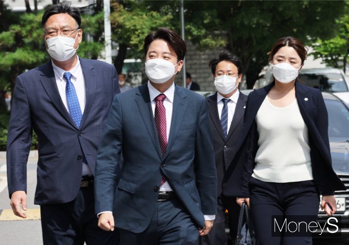 [머니S포토] 서울 남부지법 출석한 이준석 전 대표