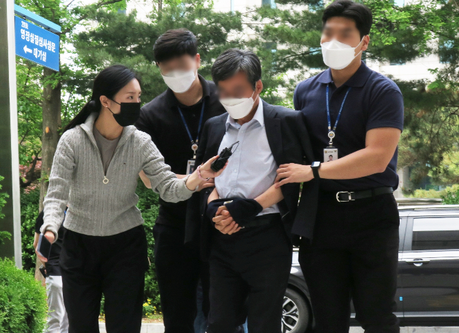 이재명 의원(더불어민주당·인천 계양을)에게 "술 마시는 데 시끄럽다"며 철제그릇을 던진 혐의로 기소된 60대 남성(왼쪽 세 번째)의 재판 날짜가 정해졌다. 사진은 지난 5월 이 의원에게 철제그릇을 던진 60대 남성이 영장실질심사(구속 전 피의자심문)를 받기 위해 인천지법에 들어서는 모습. /사진=뉴시스