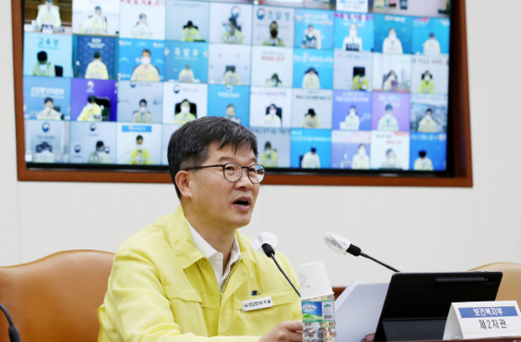 방역당국이 신종 코로나바이러스 감염증(코로나19) 재유행 확산세가 꺾이지 않았다고 강조했다.이기일 중앙재난안전대책본부(중대본) 1총괄조정관(보건복지부 제2차관)이 19일 오전 서울 종로구 정부서울청사에서 열린 중대본 회의를 주재하고 있다./사진=뉴스1