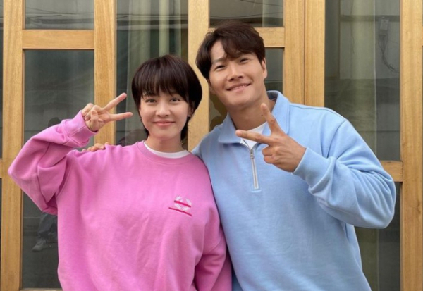 가짜뉴스를 지속적으로 유포하는 한 유튜버가 가수 김종국과 배우 송지효의 결혼 루머까지 생성했다. /사진=송지효 인스타그램