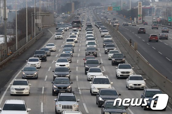 운전자보험 판매 확대를 위해 부부동반 가입 상품이 속속 나오고 있다. 사진은 기사 내용과 관련 없음./사진=뉴스1 