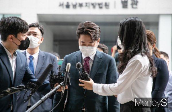 이준석 전 국민의힘 대표가 22일 자신의 페이스북을 통해 '경찰 내부에 윤핵관(윤석열 대통령 핵심 관계자)이 개입해 있다'는 보도 내용을 공유하며 예상한 일이지만 증언이 나와 황당하다고 밝혔다. 사진은 지난 17일 서울 양천구 신정동 서울남부지방법원에서 취재진 질문을 받고 있는 이 전 대표. /사진=임한별 기자