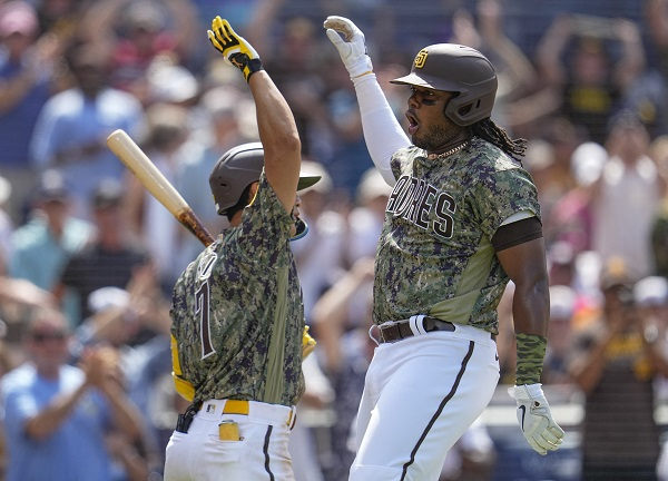 김하성(샌디에이고 파드리스)이 2경기 무안타 부진에서 벗어나는 안타를 때렸다. 사진은 조쉬 벨(오른쪽)과 하이파이브 하는 김하성. /사진=로이터