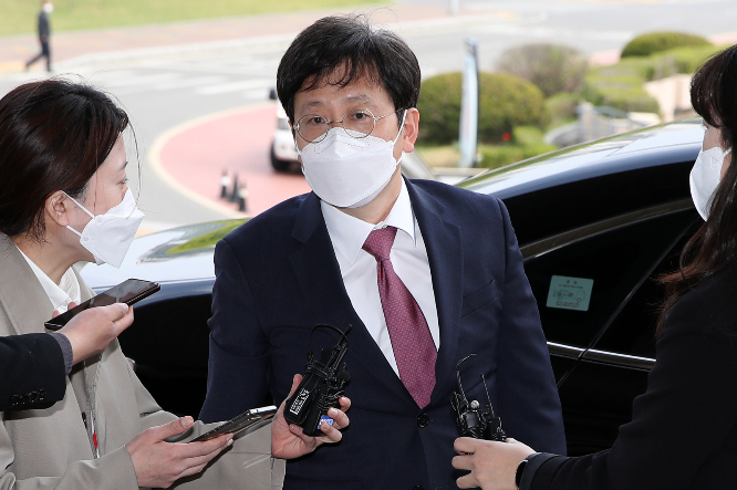 여환섭 법무연수원장이 이원석 대검찰청 차장검사의 만류에도 사의를 표명했다. 사진은 지난 4월 여 원장이 법무부 청사로 들어서는 모습. /사진=뉴시스