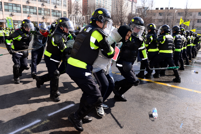 경찰이 남녀 모두 편성된 경찰관기동대를 시범운영하겠다고 밝혔다. 사진은 서울지방경찰청 기동본부에서 경찰관기동대와 의무경찰이 훈련하는 모습으로 기사 내용과는 무관함. /사진=뉴스1
