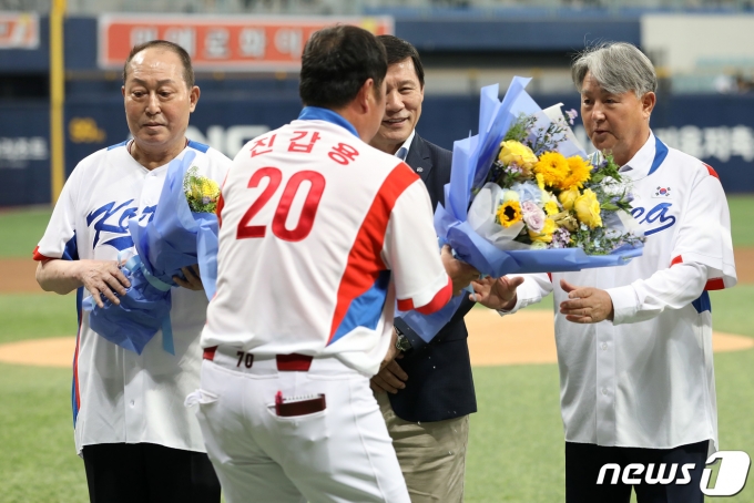[사진] 진갑용 코치, 감독님들 축하드립니다
