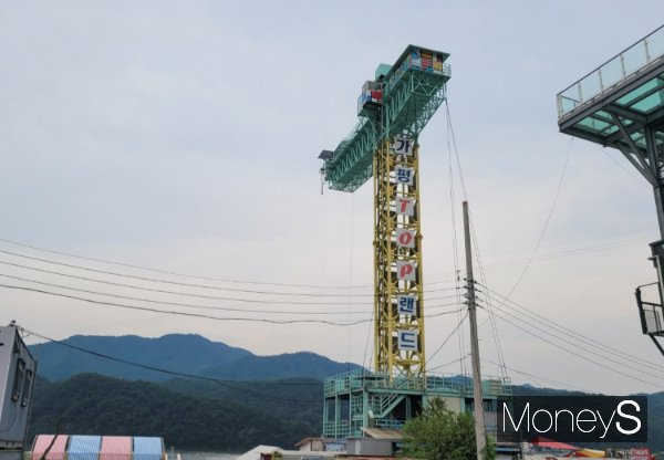 '번지 점프'를 뛰기에 앞서 이를 위한 순서로는 ▲서약서 작성 ▲몸무게 측정 ▲장비착용 및 안전교육 ▲실시 순이다.사진은 '가평탑랜드' 번지 점프대. /사진=유원상 기자