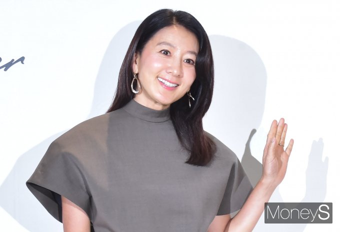 [머니S포토] 김희애 '화보의 한 장면 처럼~'