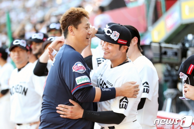 28일 인천 SSG랜더스필드에서 이대호의 은퇴를 축하하고 있는 추신수(왼쪽) (SSG 랜더스 제공)