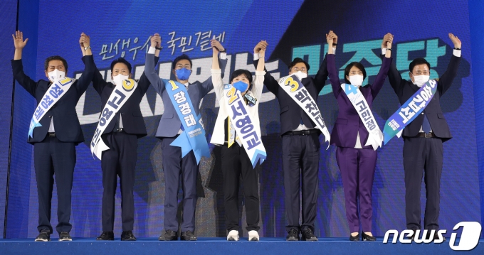 정청래 더불어민주당 최고위원 후보(왼쪽부터), 고영인, 장경태, 서영교, 박찬대, 고민정, 송갑석 후보가 27일 오후 경기도 고양시 일산 킨텍스에서 열린 서울 지역 합동연설회에서 지지를 호소하고 있다. 2022.8.27/뉴스1 ⓒ News1 김진환 기자