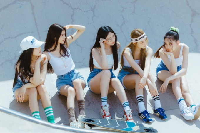 걸그룹 뉴진스의 타이틀곡 중 하나인 '쿠키'가 성상품화 가사를 사용했다는 논란에 대해 어도어 측이 "사실무근"이라는 입장을 밝혔지만 여전히 갑론을박이 진행중이다. /사진=어도어 제공