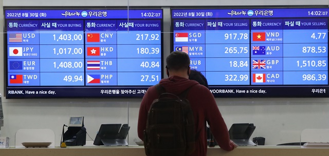 지난 30일 오후 인천국제공항 1터미널 내 환전소에서 해외입국자가 환전을 하고 있다./사진=뉴스1