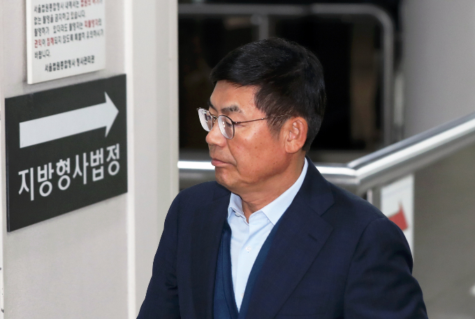 삼성전자서비스 노동조합 와해를 주도한 혐의로 재판에 넘겨진 이상훈 삼성전자 이사회 의장이 2019년 12월17일 오후 서울 서초구 서울중앙지방법원에서 열린 1심 선고공판에 출석하고 있다. /사진=뉴시스