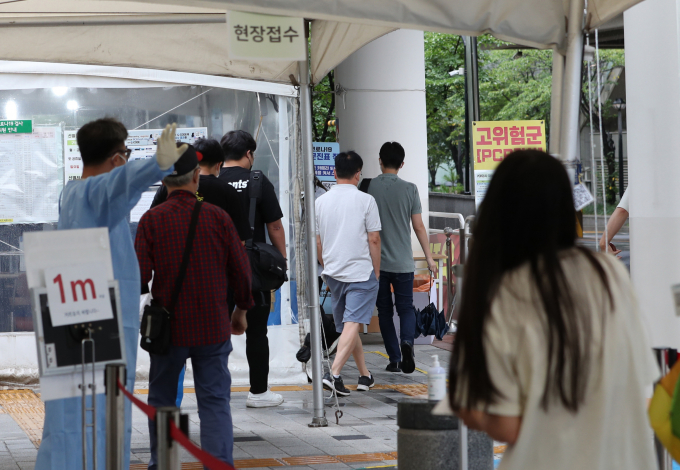 신종 코로나바이러스 감염증(코로나19) 일일 신규 확진자는 10만3961명으로 전일 대비 1만여명 감소했다. 사진은 지난 30일 서울 마포구보건소 코로나19 선별진료소를 찾은 시민들이 검사를 받기 위해 대기하는 모습. /사진=뉴스1