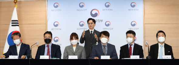 이상갑 법무부 법무실장이 14일 정부서울청사에서 론스타 등 국제투자분쟁(ISDS) 진행상황에 관해 브리핑하고 있다. 왼쪽부터 최인순 국세청 국세세원관리담당관, 이영직 금융위원회 금융분쟁대응TF단장, 권민영 국무조정실 금융정책과장, 이상갑 법무부 법무실장, 한창완 법무부 국제분쟁대응과장, 김갑유 정부대리로펌 변호사./사진=공동취재단
