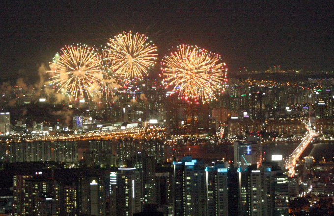 서울세계불꽃축제가 3년만에 돌아온다. 사진은 2015년 용산구 남산 남산타워에서 바라본 서울세계불꽃축제의 불꽃. /사진=뉴시스