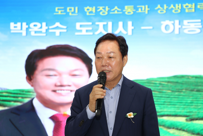 박완수 경남지사가 30일 하동군을 방문해 군민들에게 인사하고 있다./사진=경남도 제공