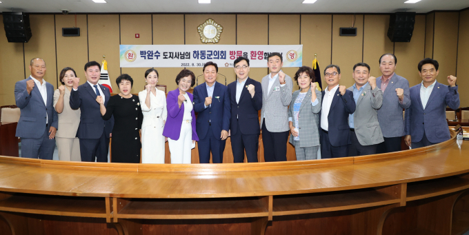박완수 경남지사가 30일 하동군의회를 방문해 기념촬영을 하고 있다./사진=경남도 제공 