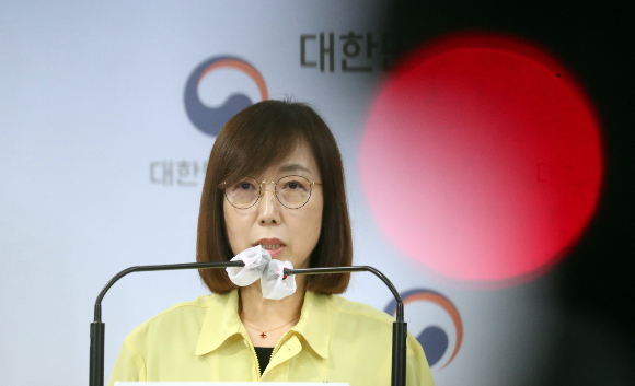 정부가 2022~2023년 동절기 신종 코로나바이러스 감염증(코로나19) 백신 접종계획 기본방향을 발표했다. 백경란 질병관리청장이 31일 서울 종로구 세종대로 정부서울청사에서 열린 코로나19 중앙재난안전대책본부 정례브리핑에서 동절기 대비 코로나19 예방접종 관련 브리핑을 하고 있다./사진=뉴스1