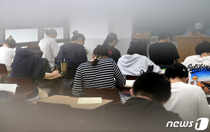 31일 오전 서울 마포구 종로학원 강북본원에서 재수생들이 9월 수능모의고사를 치르고 있다./사진=뉴스1