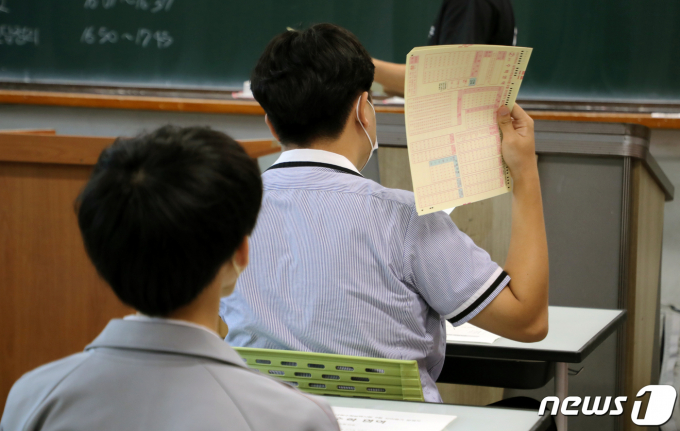 2023학년도 대학수학능력시험 9월 모의평가가 치러진 31일 오전 광주 서구 광덕고등학교에서 3학년 학생들이 2교시 수학영역 시험을 준비하고 있다. 이번 모의평가는 수능 출제기관인 한국교육과정평가원이 본 수능 이전에 실시하는 마지막 모의고사다./사진=뉴스1