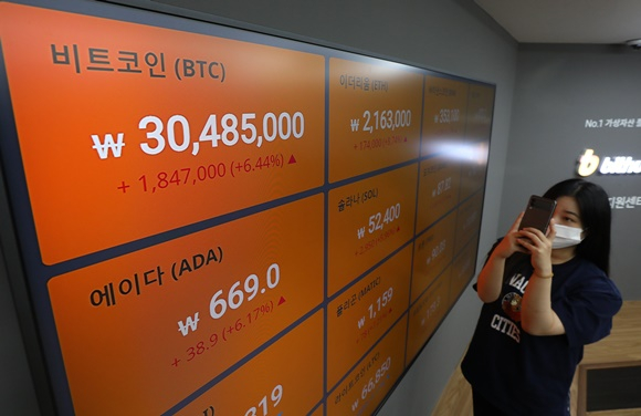 이정훈 전 빗썸홀딩스 이사회 의장이 싱가포르에서 승소하면서 국내 소송전에서 유리한 고지를 점하게 됐다. 사진은 지난 7월28일 오후 서울 서초구 빗썸 고객지원센터 전광판의 모습. /사진=뉴스1