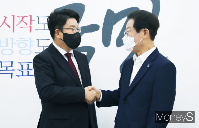 이재명 더불어민주당 대표(오른쪽)가 권성동 국민의힘 원내대표를 예방, 인사를 나누고 있다.