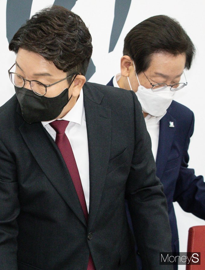 이재명 더불어민주당 대표와 권성동 국민의힘 원내대표가 악수를 나눈 후 자리에 착석하고 있다.