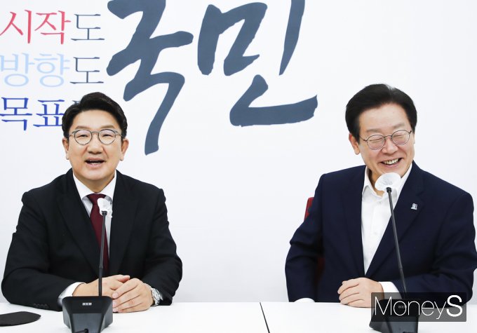 이재명 더불어민주당 대표(오른족), 권성동 국민의힘 원내대표가 담소를 나누고 있다.