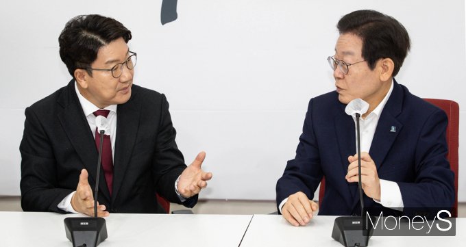 이재명 더불어민주당 대표(오른쪽), 권성동 국민의힘 원내대표가 주요 현안 관련 대화를 나누고 있다.