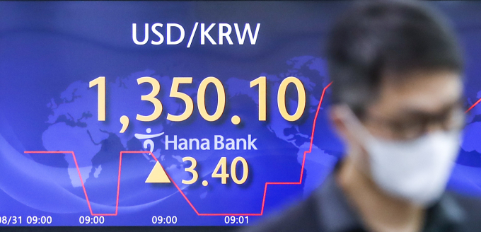 울 외환시장에서 원·달러 환율은 전 거래일(1346.7원)보다 3.3원 오른 1350원에 출발한 31일 오전 서울 중구 하나은행 딜링룸에서 직원들이 업무를 보고 있다. 이날 원·달러 환율은 장중 1352.3원까지 치솟으며 연고점을 경신했다. 이는 장중 고가 기준으로 2009년 4월 28일(1356.8원) 이후 13년 4개월 만에 가장 높은 수준이다./사진=뉴시스