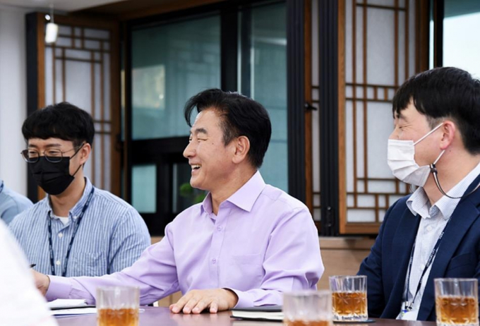 김동근 경기 의정부시장이 7급 이하 직원들과 조직문화 개선 등을 주제로 소통·공감 간담회를 열고 있다. / 사진제공=의정부시