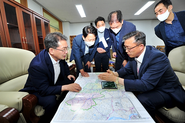 김진열 군위군수(왼쪽)와 윤영대 대구시 군사시설이전단장(오른쪽)이 군사시설 이전에 대해 논의하고 있다./사진제공=경북 군위군